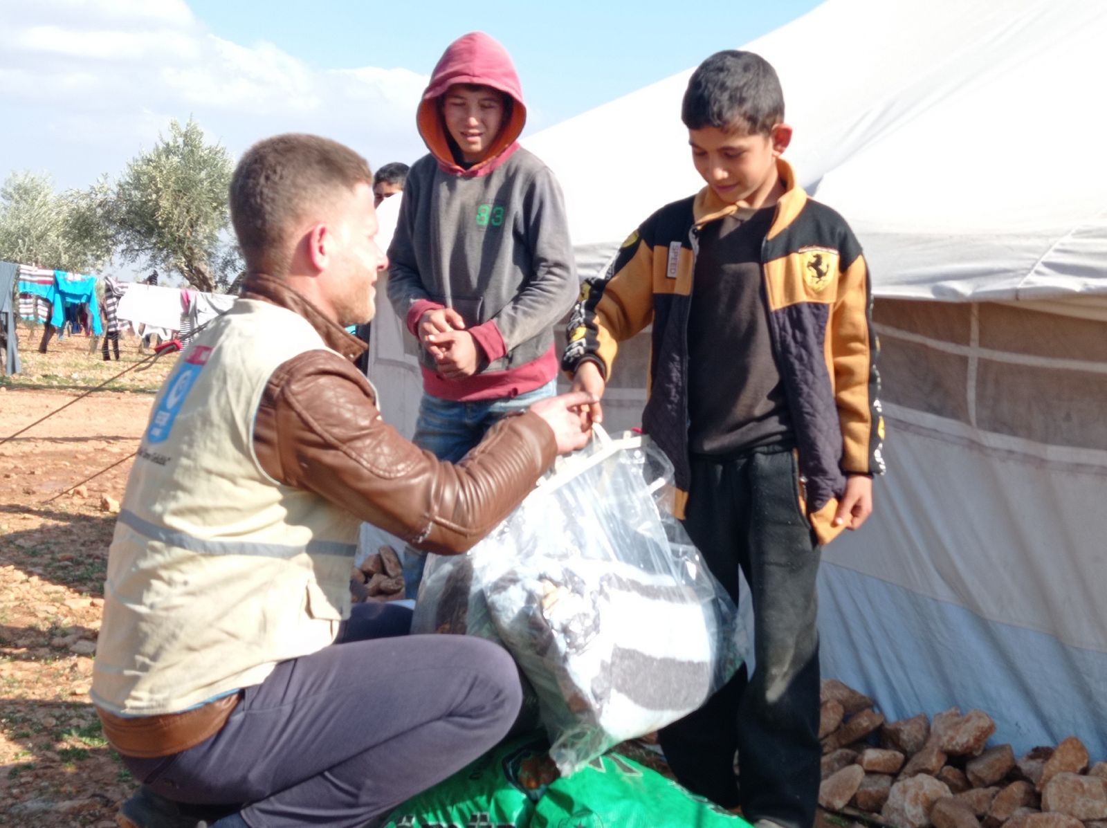 Afrin’de Yakacak, Battaniye ve Gıda Kumanyası Yardımı