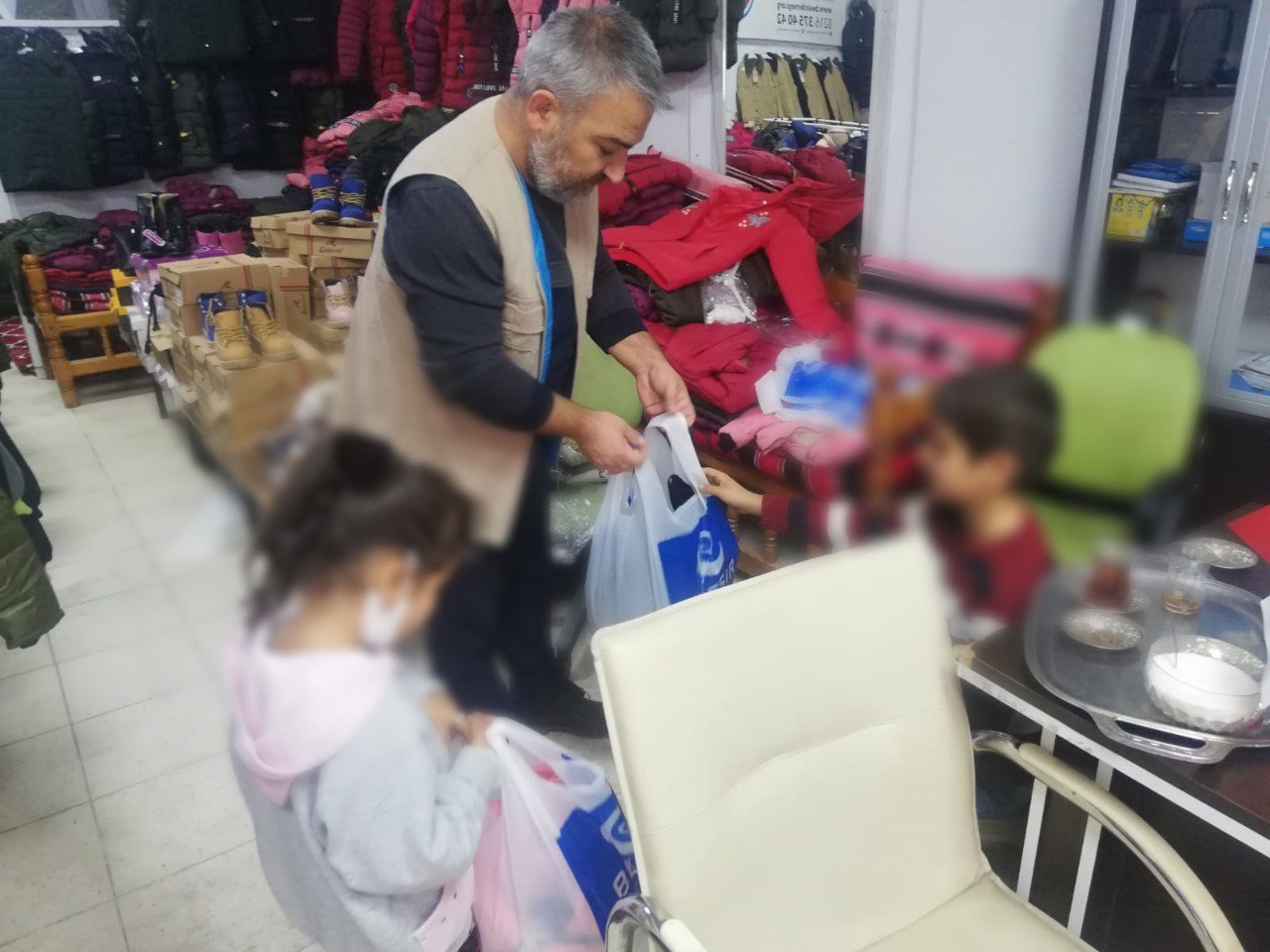Eyvan’da Yetimlere Kışlık Kıyafet Yardımı