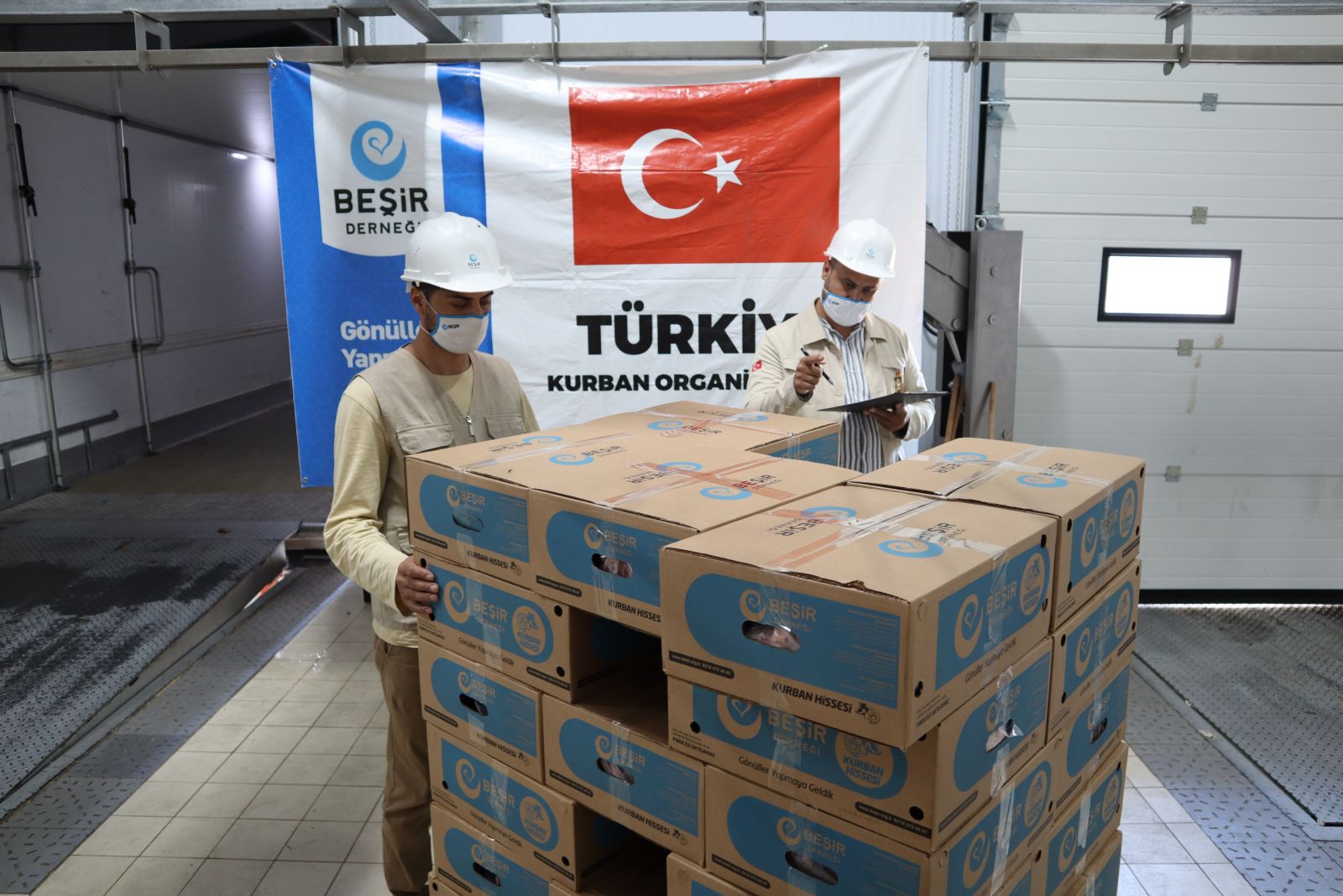 Kesimi yapılan Kurban Bağışının kolilenmesi titizlikle yapılıyor