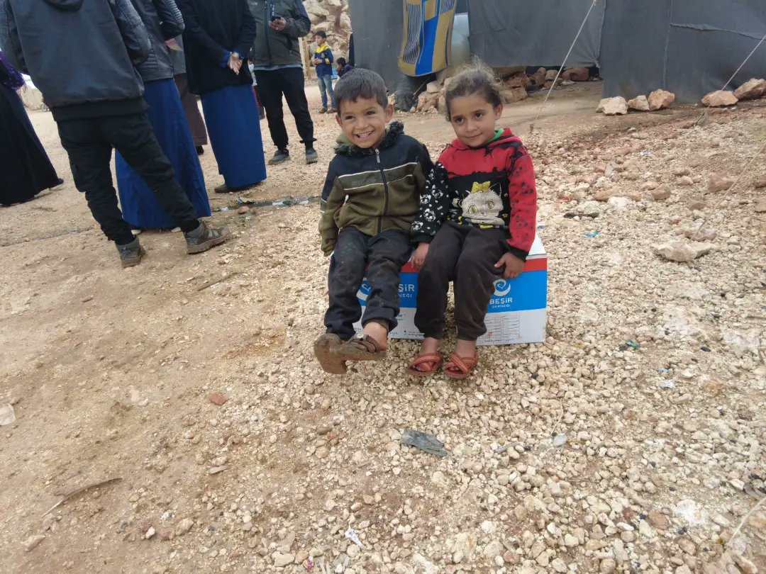 İdlib’deki İhtiyaç Sahibi Ailelere Battaniye ve Hijyen Kolisi Yardımında Bulunduk