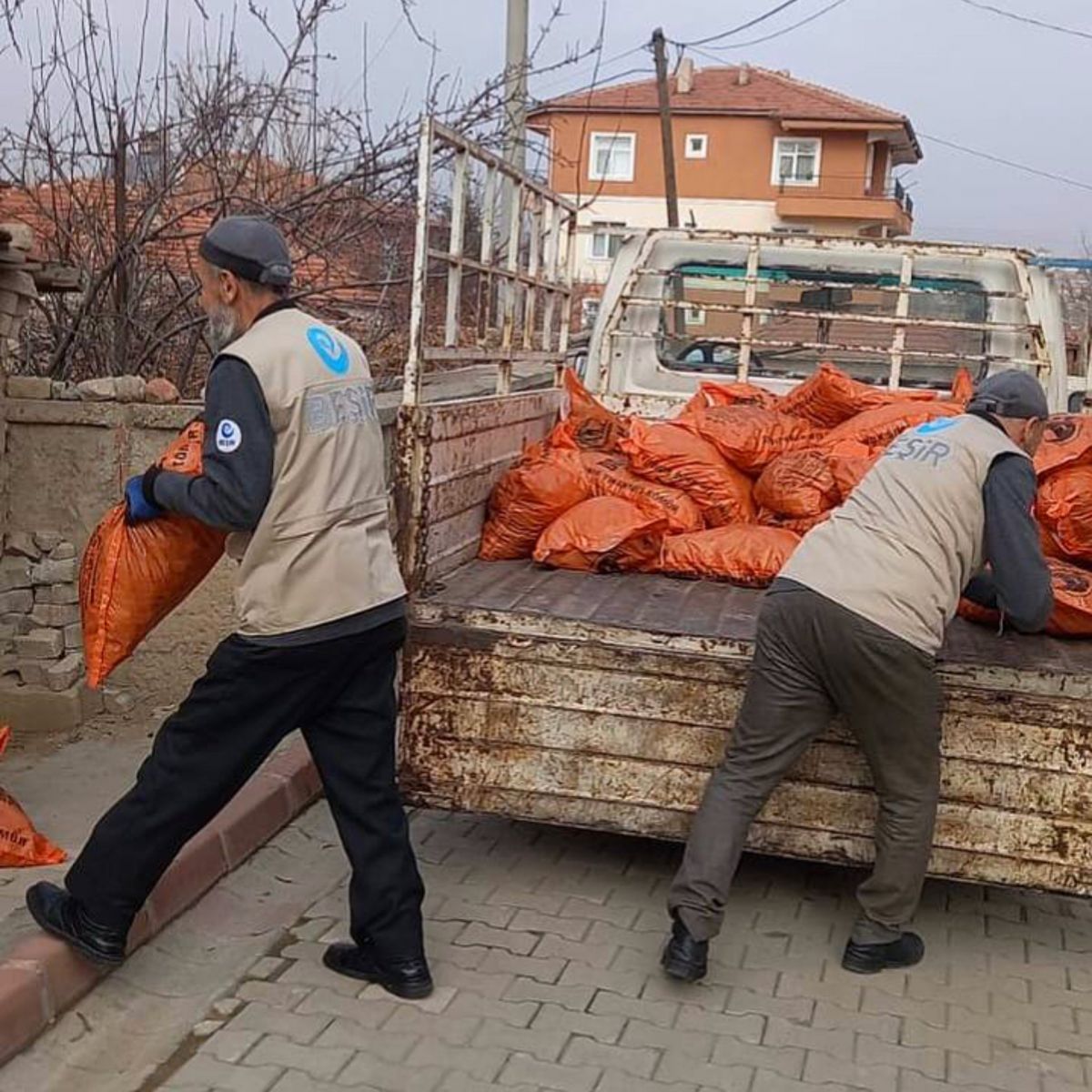 Eyyübiye ve Bağcılar’daki İhtiyaç Sahibi Ailelerimize Kurban Eti Dağıttık