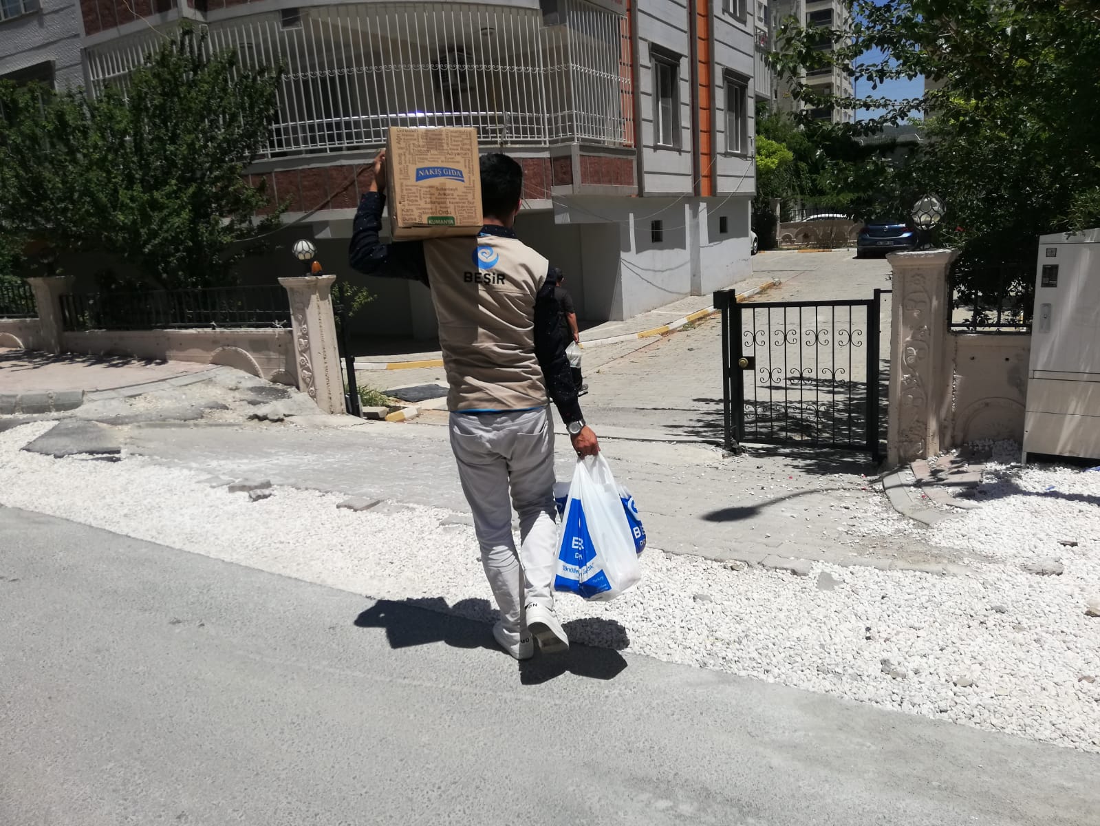 Deprem Bölgesinde Gıda ve Hijyen Kolisi Dağıtımlarımız Devam Ediyor