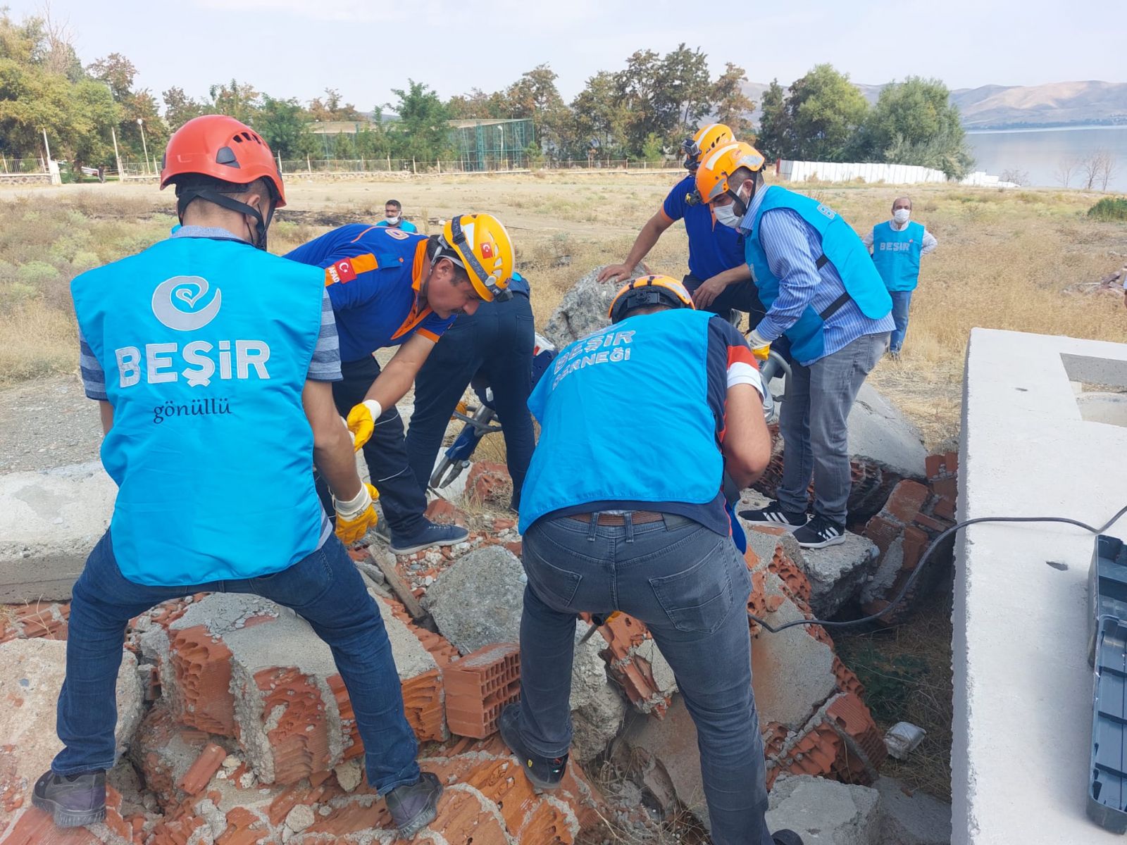 Van Temsilciliğimiz Adak Kurban Payı Dağıtımları Devam Ediyor