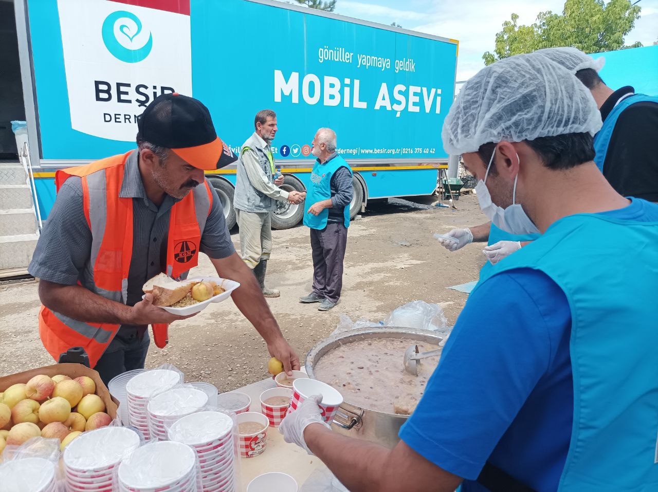 Çorum Osmancık’ta Gıda Kumanyası ve Patates Dağıtımı