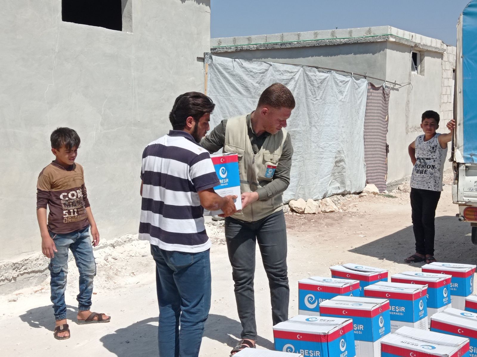 Suriye’de Kumanya ve Temel İhtiyaç Malzemeleri Dağıtımı