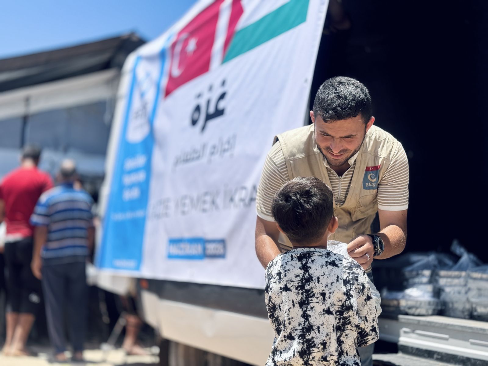 Kuzey Gazze’de Binlerce Kişiye Sıcak Yemek Desteği