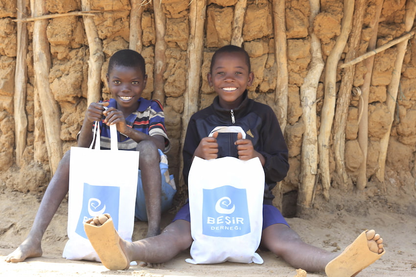 akika kurban bağışı et dağıtım işlemleri gerçekleştiriliyor.