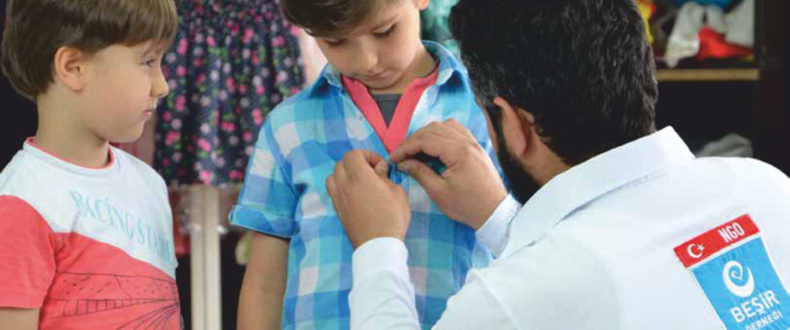 Gaziantep’de Yetim ve Öksüz Çocuklara Hediye Kıyafetler