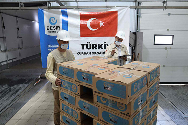 akika kurban bağışı ile hazırlanan yardım kolileri kontrol ediliyor.