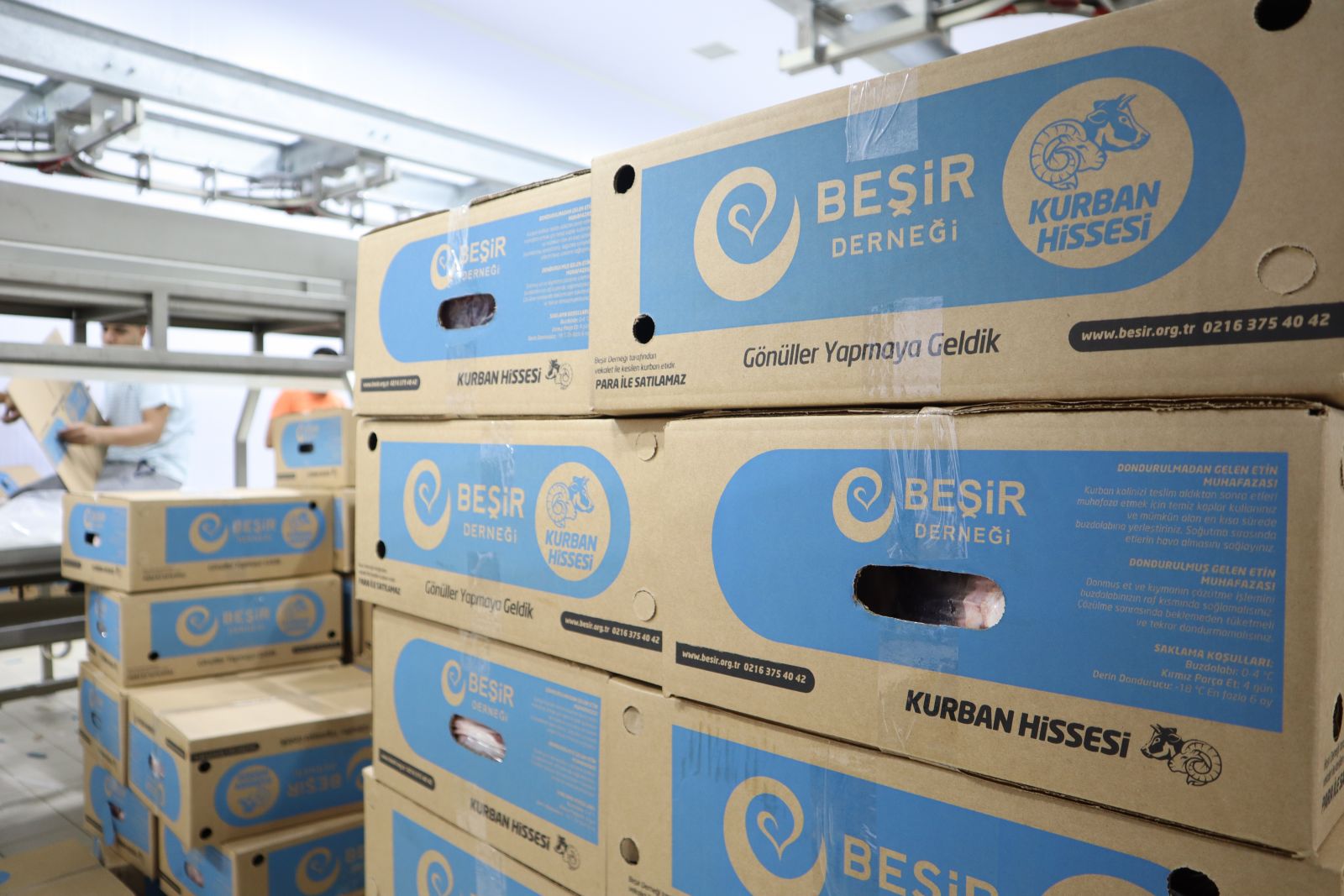 Kurban Bağışı ile alınan etlerin kolileri dağıtım için hazırlanıyor
