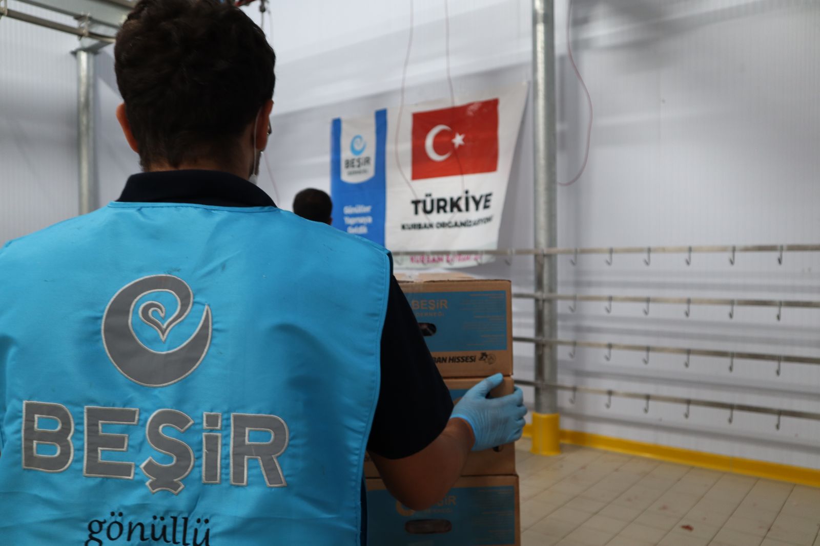 Kurban Bağışı ile alınan etlerin kolileri dağıtım için hazırlanıyor