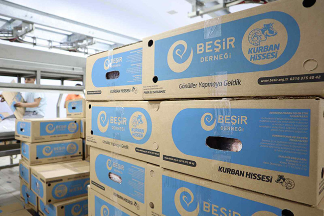 Kurban Bağışı ile alınan etlerin kolileri dağıtım için hazırlanıyor
