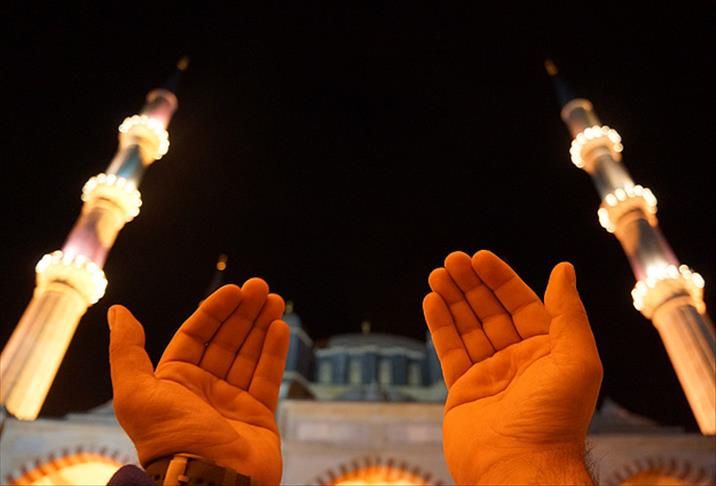Nazar Duası ederek dua için açmış insan