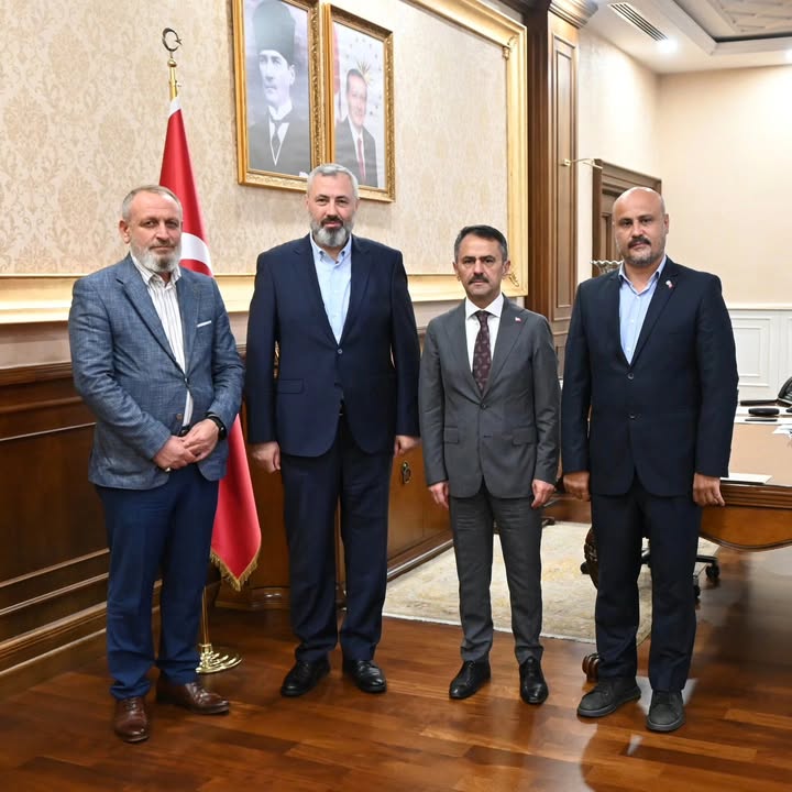 Beşir Derneği Genel Başkanı Fatih Sarıyar, Kocaeli Valisi İlhami Aktaş ve AFAD Başkanı Ali Hamza Pehlivan ile Görüşme Yapıyor